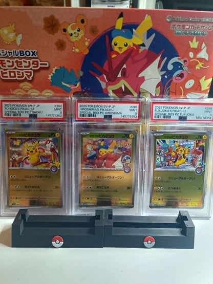 Japanske Pikachu Promo PSA 9 Sæt – Tohoku, Hiroshima & Fukuoka med Deck Box og Sleeves